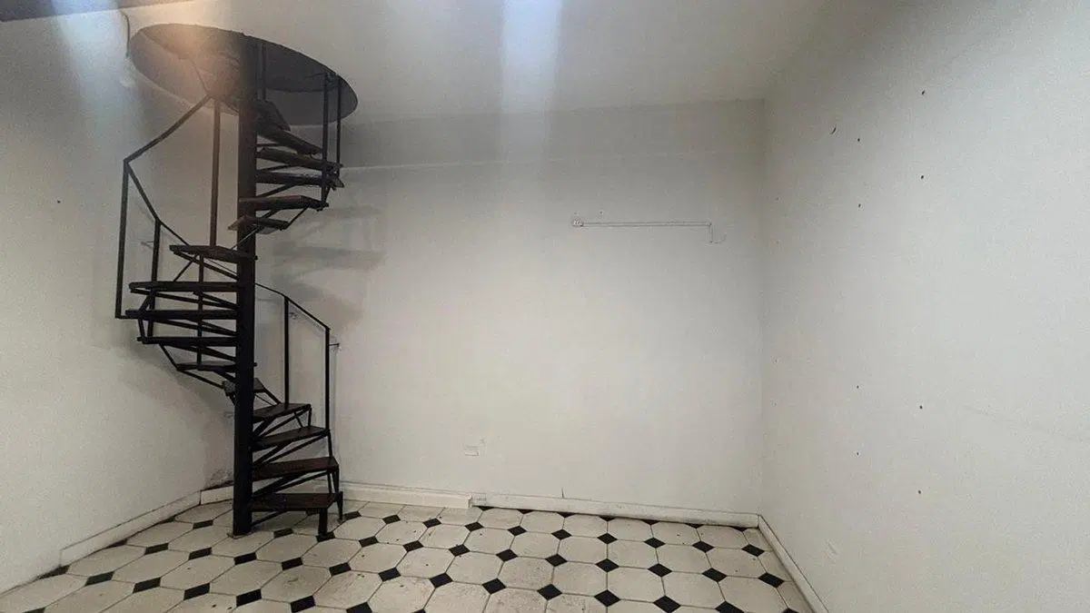 Se alquila LOCAL en HISTÓRICA GALERÍA de Catamarca 5