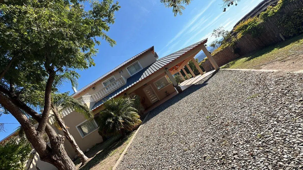 SE VENDE CASA 1ER NIVEL, FRAY M. ESQUIÚ. FACILIDAD 5
