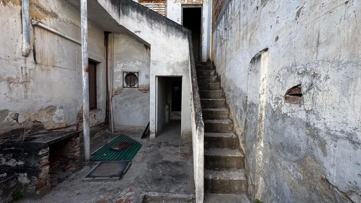SE VENDE CASA A RESTAURAR EN PLENO CENTRO  211 M2 4