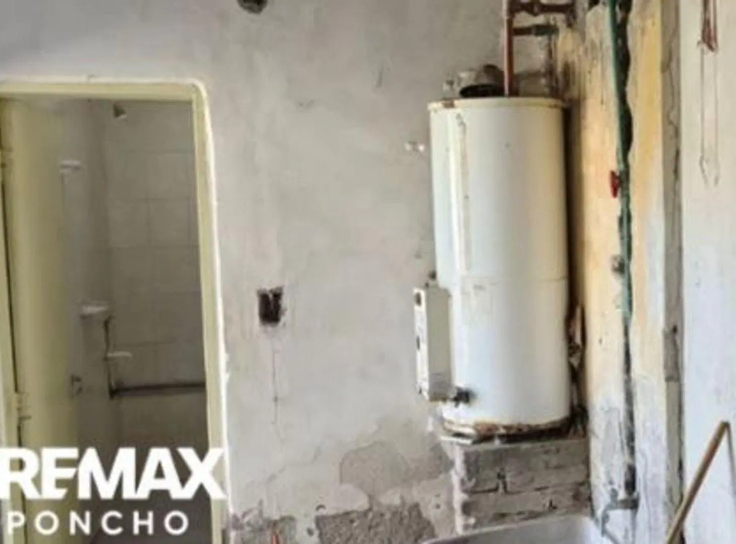 SE VENDE CASA 470M2 DE SUP. A REFACIONAR CAPITAL 4