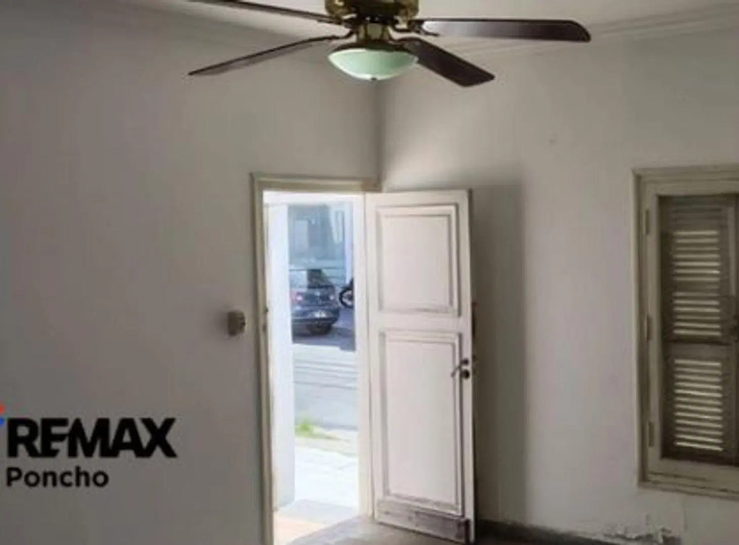 SE VENDE CASA AMPLIA CON COCHERA ZONA CENTRICA CAP 2