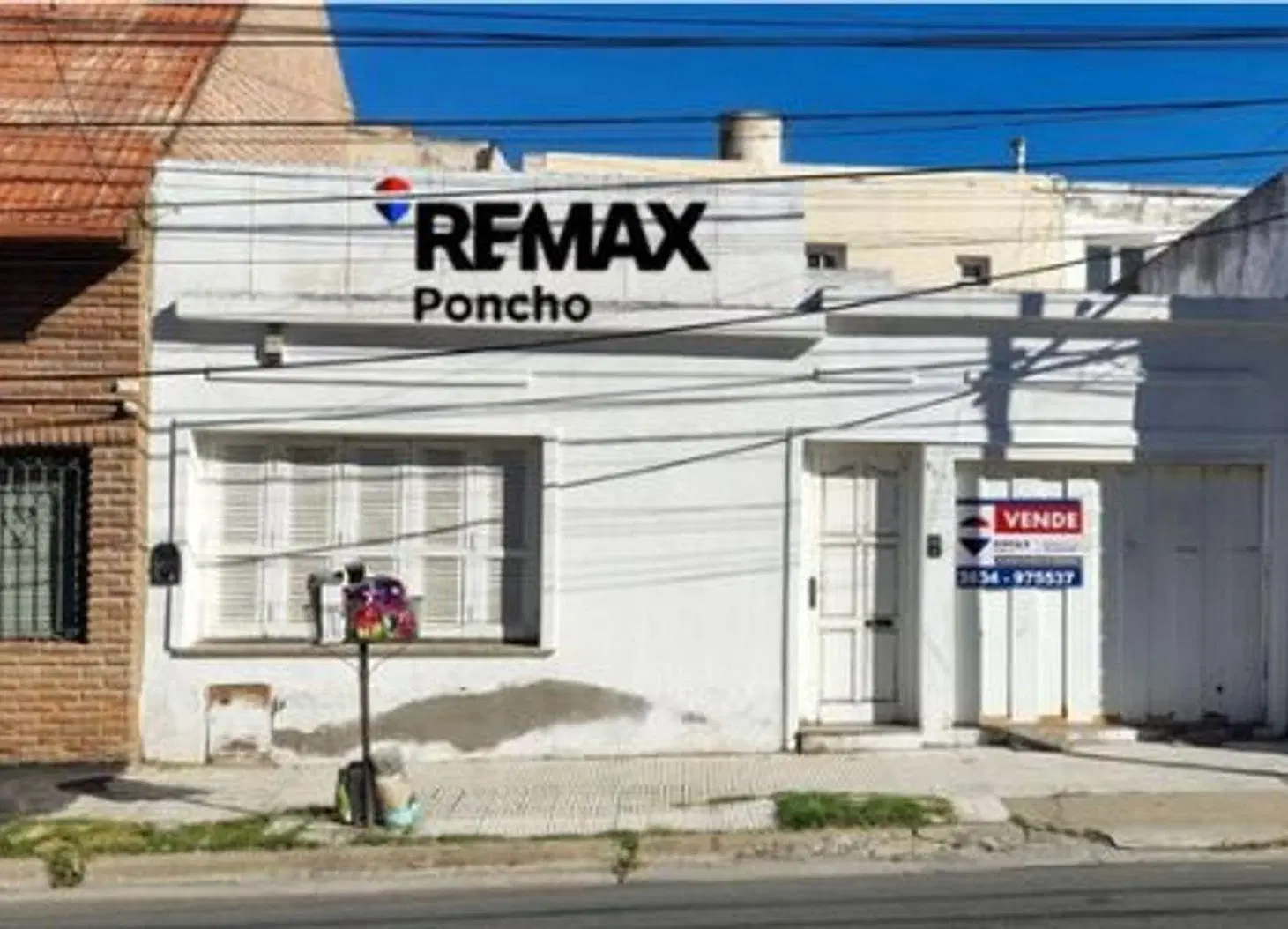 SE VENDE CASA AMPLIA CON COCHERA ZONA CENTRICA CAP 3