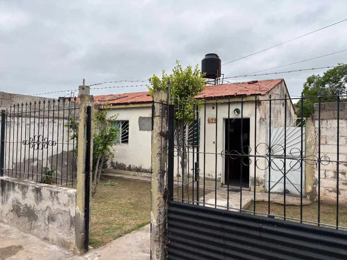 SE VENDE CASA - Bª 11 DE MAYO, ZONA NORTE, 3 AMB. 2