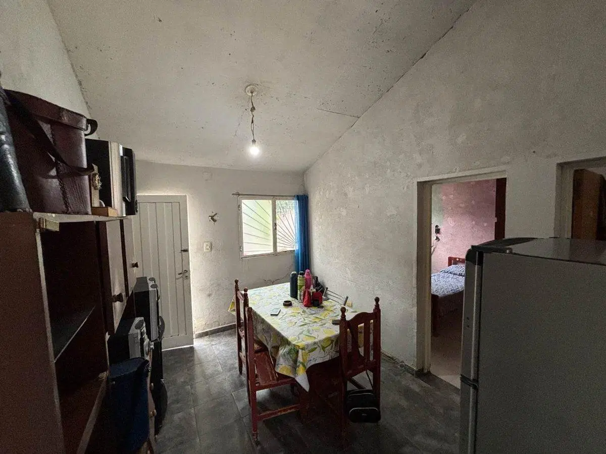 SE VENDE CASA - Bª 11 DE MAYO, ZONA NORTE, 3 AMB. 5