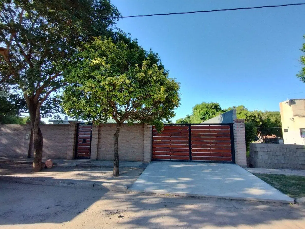SE VENDE CASA 6 AMBTES FRAY M.ESQUIÚ. FACILIDADES 2