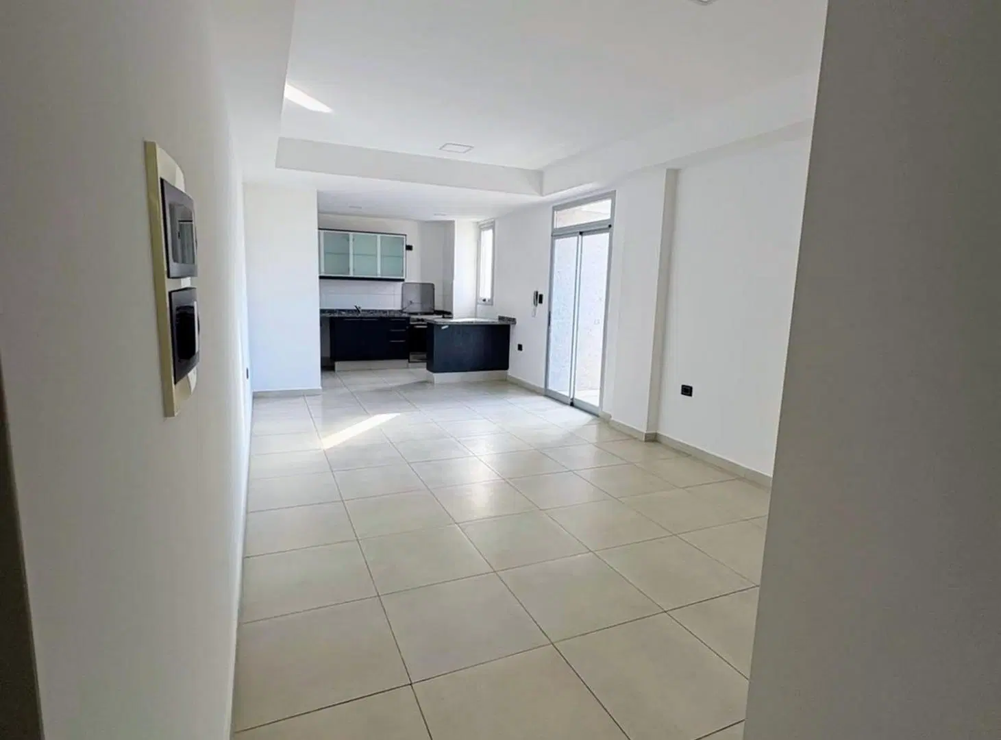 SE ALQUILA AMPLIO DPTO MICROCENTRO 2 HABITACIONES 3