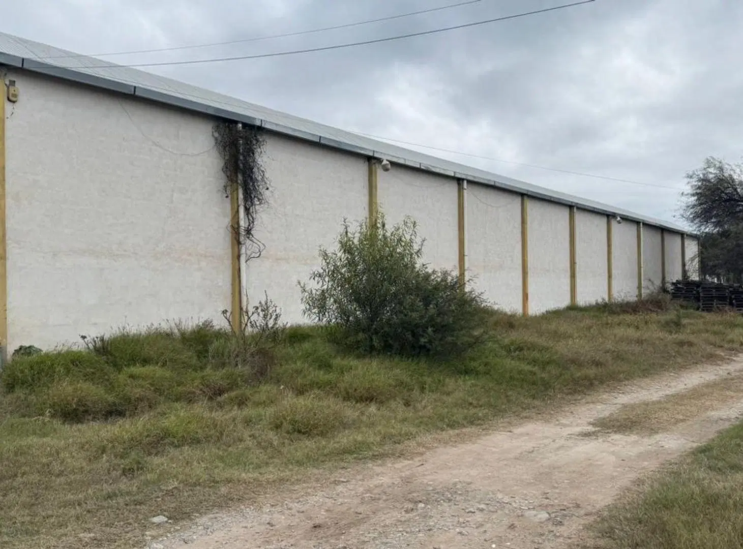 SE ALQUILA GALPON 600m2  Industrial El Pantanillo 4