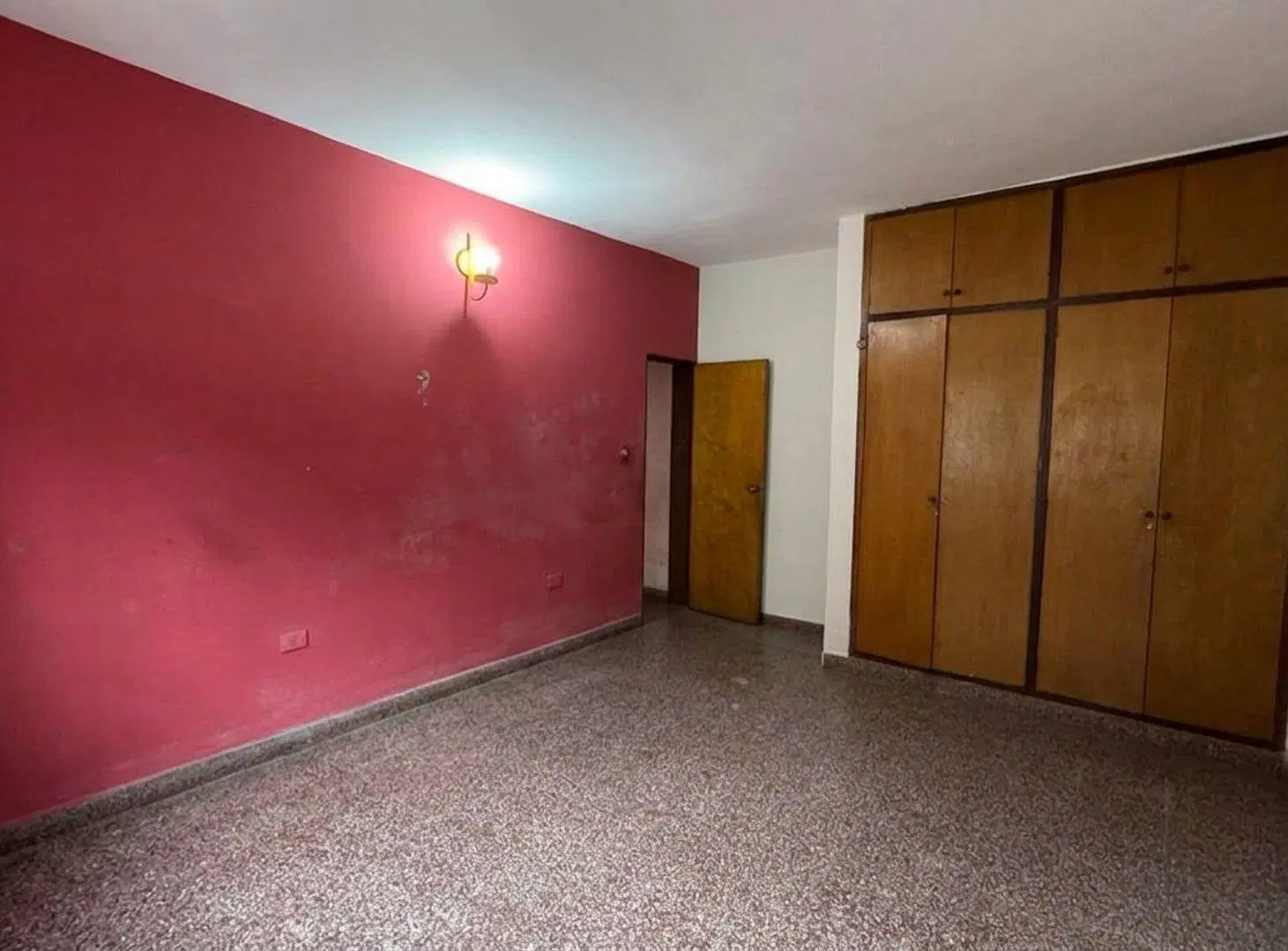 SE VENDE CASA 6 AMBIENTES, 4 HABITACIONES. 4