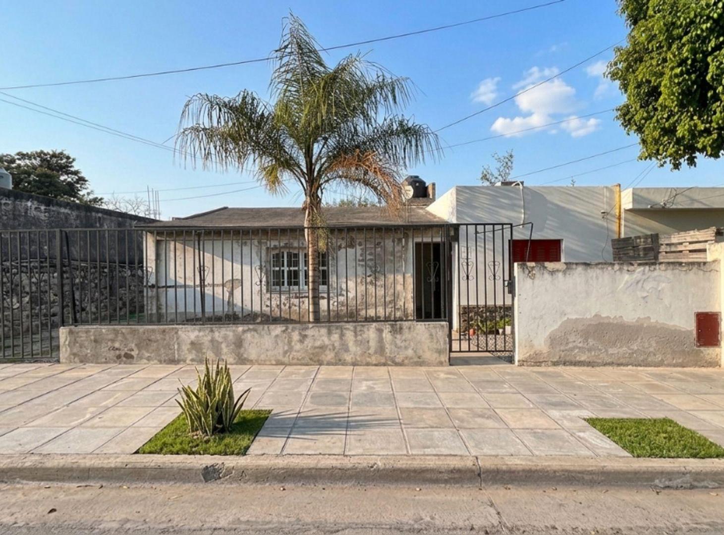 SE VENDE CASA 6 AMBIENTES, 4 HABITACIONES.