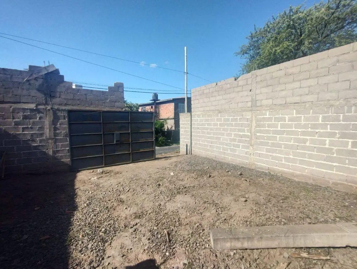 SE VENDE CASA A TERMINAR de 90 M2 EN ZONA ALTA 3