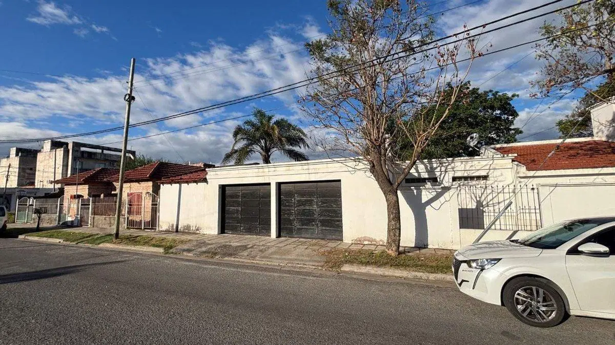 Se vende CASA con 2 cocheras - ZONA ALTA Catamarca 2