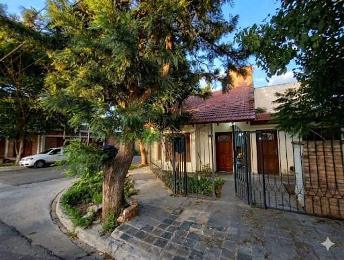 SE VENDE CASA B°PARQUE AMÉRICA FACILIDADES-PERMUTA 2