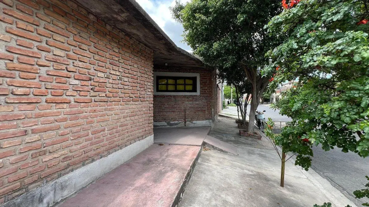SE VENDE CASA SOBRE AVENIDA 2 HABITACIONES CAPITAL 2