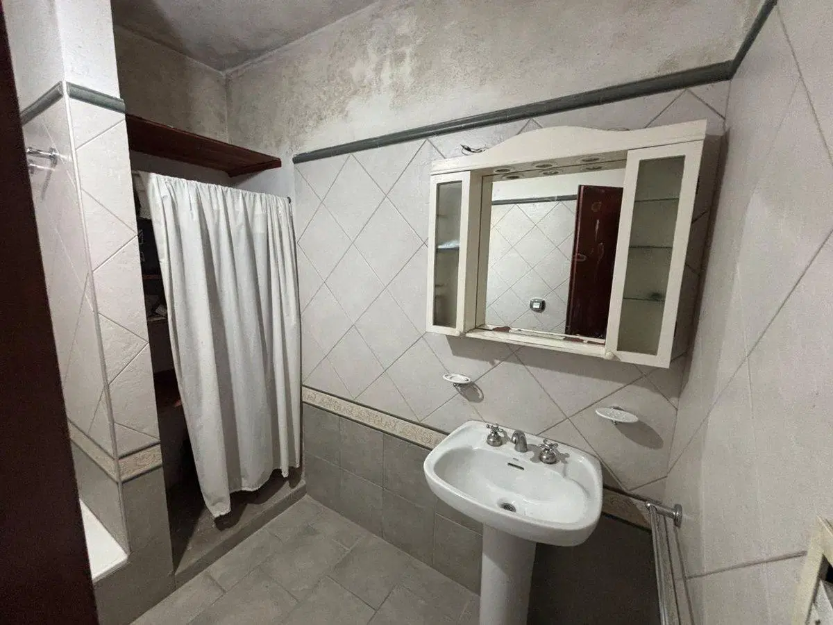 Se vende CASA con 2 cocheras - ZONA ALTA Catamarca 3