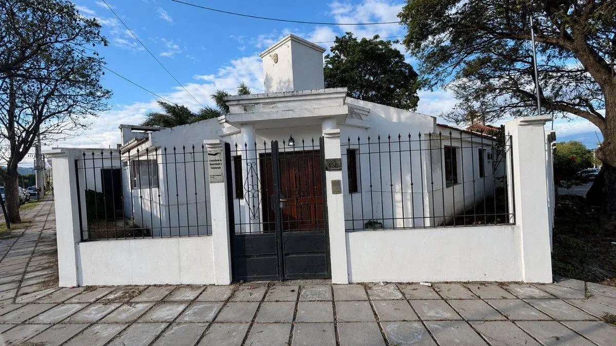 Se vende CASA con 2 cocheras - ZONA ALTA Catamarca 4