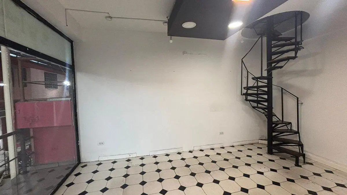 Se alquila LOCAL en HISTÓRICA GALERÍA de Catamarca 2