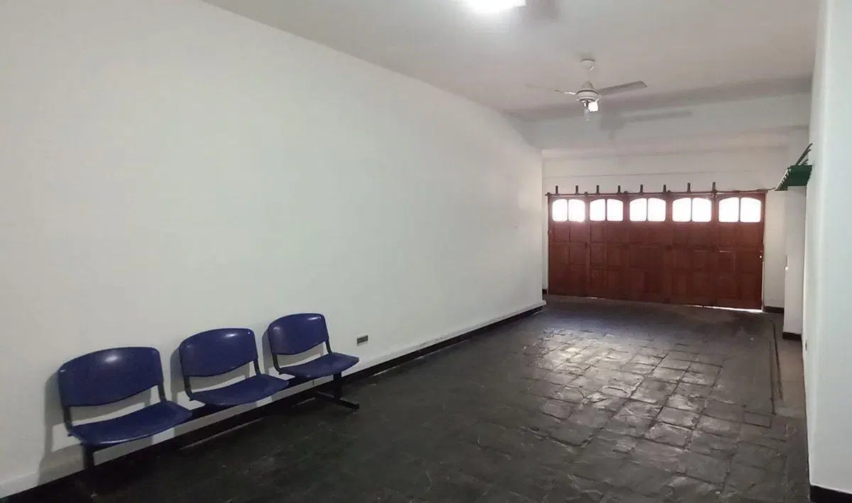 SE ALQUILA LOCAL CON OFICINAS EN PLENO CENTRO 4