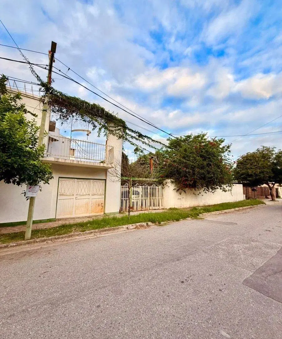 Se vende casa a metros de Av. Illia 3