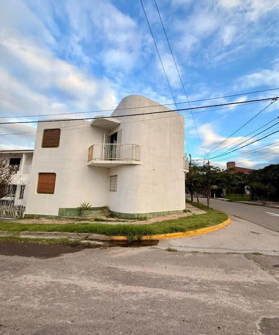 Se vende casa a metros de Av. Illia 5