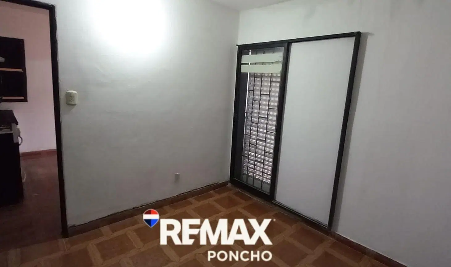 SE VENDE CASA 3 DORMIT -  B°1000 VV. ZONA SUR 8