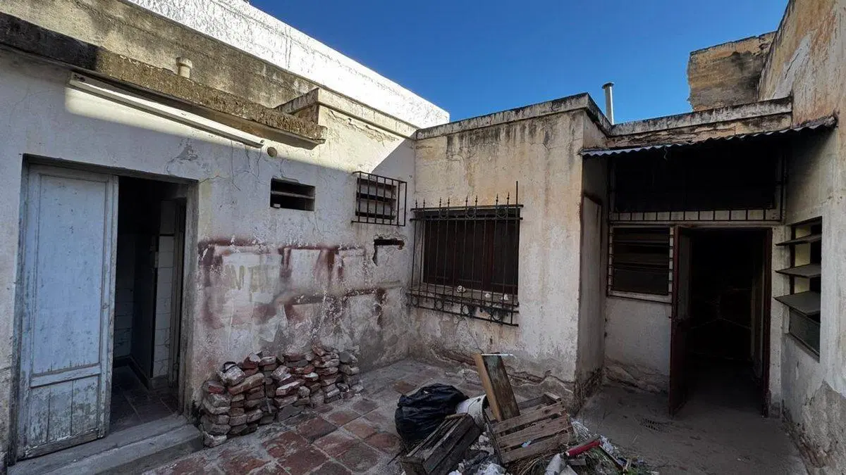 SE VENDE CASA A RESTAURAR EN PLENO CENTRO  211 M2 4