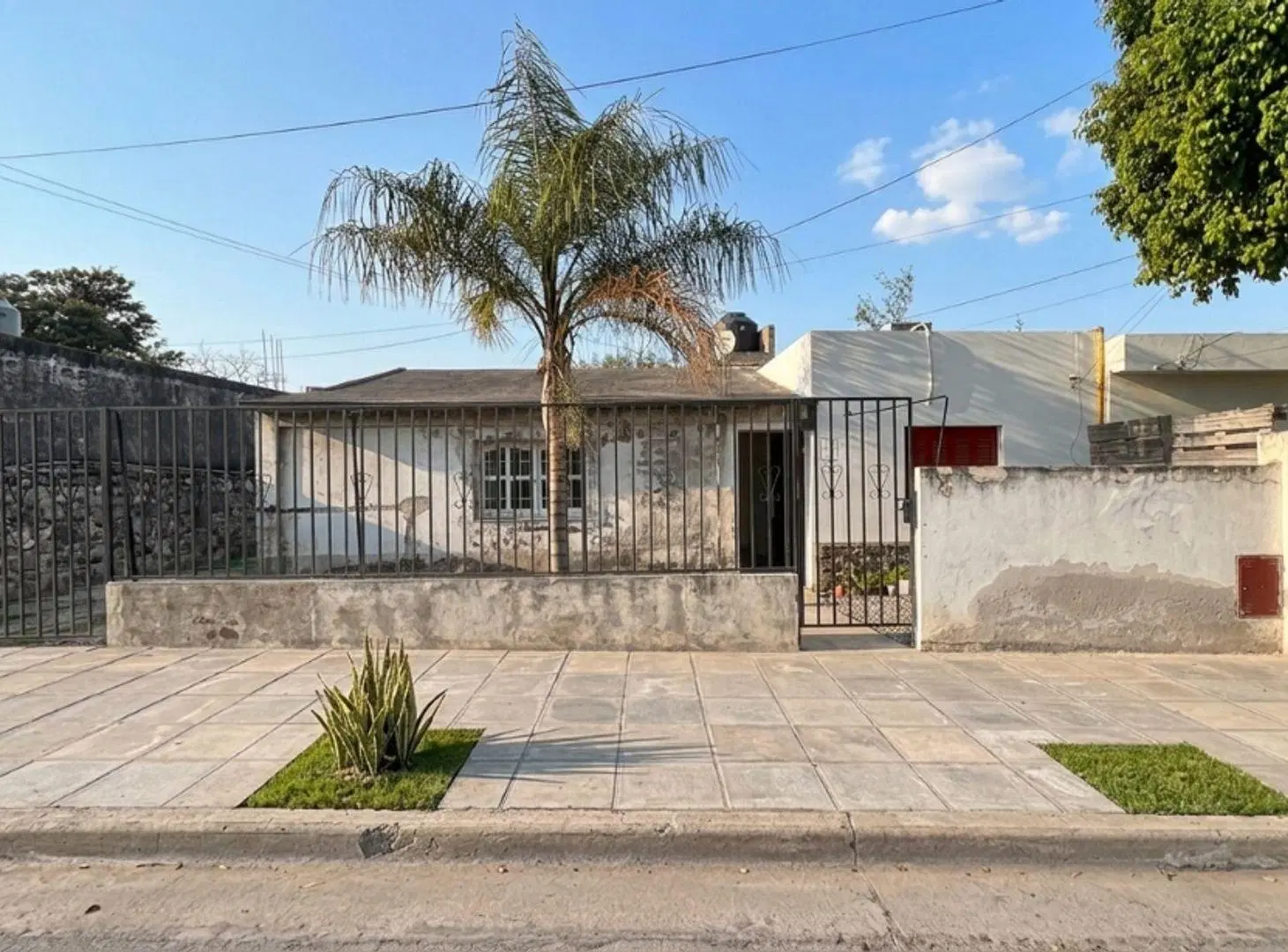 SE VENDE CASA 6 AMBIENTES, 4 HABITACIONES. 1