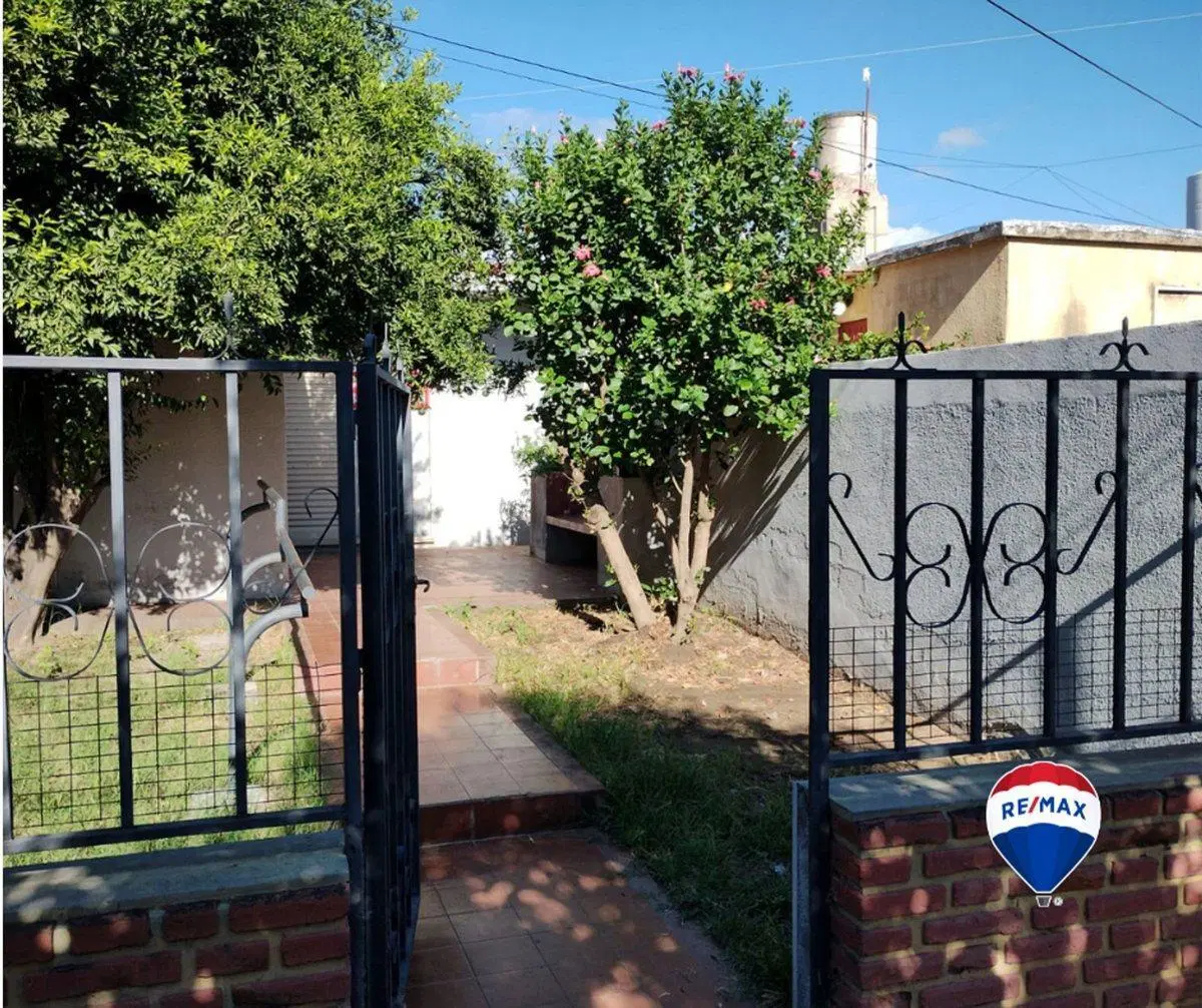 SE VENDE CASA ZONA 1000 VIVIENDAS. FACILIDADES. 5