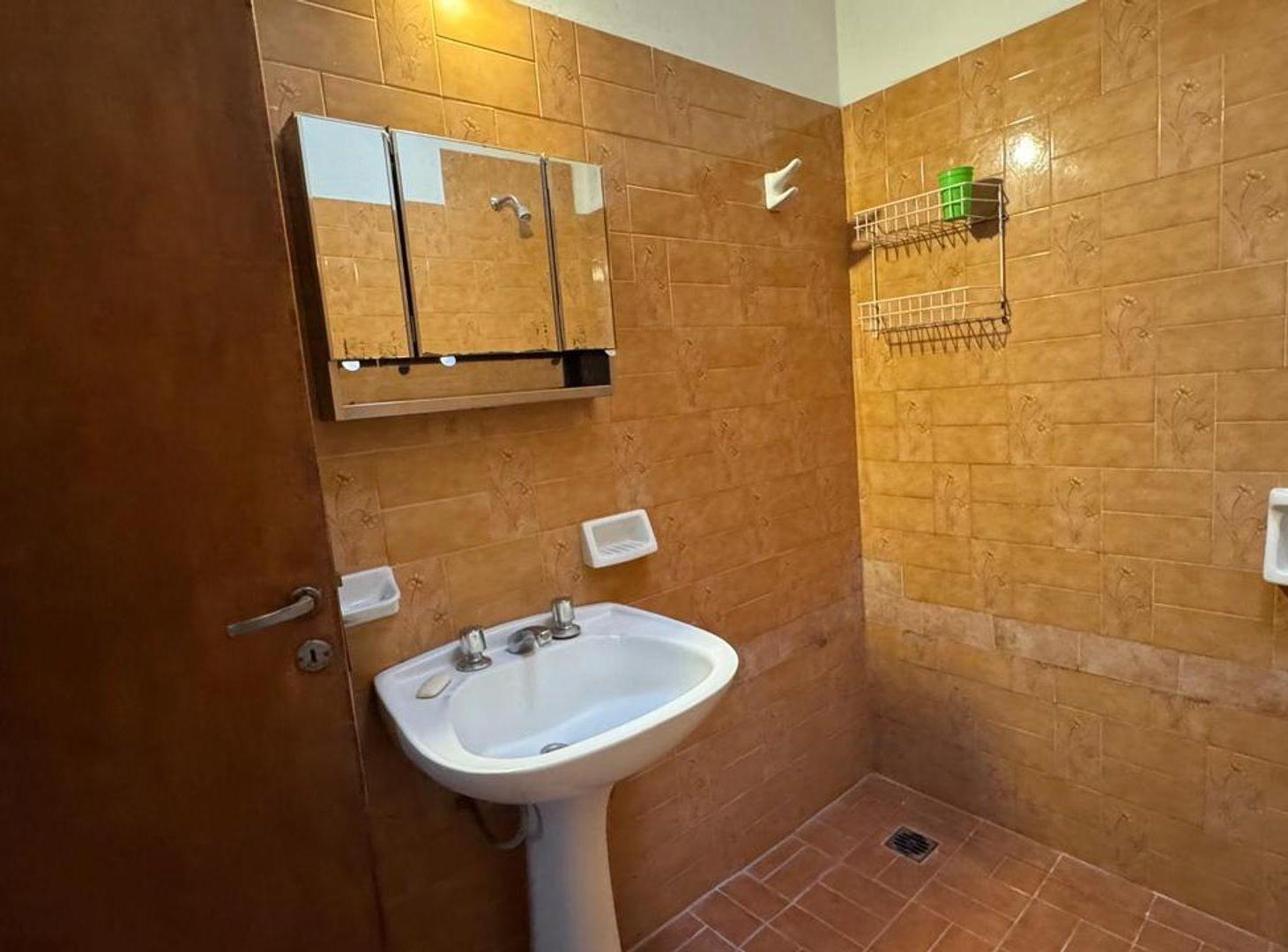 Foto de SE VENDE CASA 6 AMBIENTES, 4 HABITACIONES., imagen 3