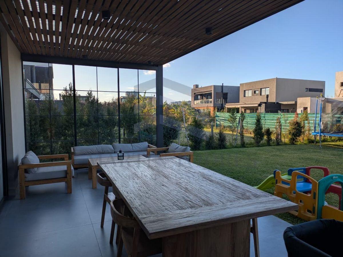 Casa en venta en Barrio Araucarias – Puertos Escobar