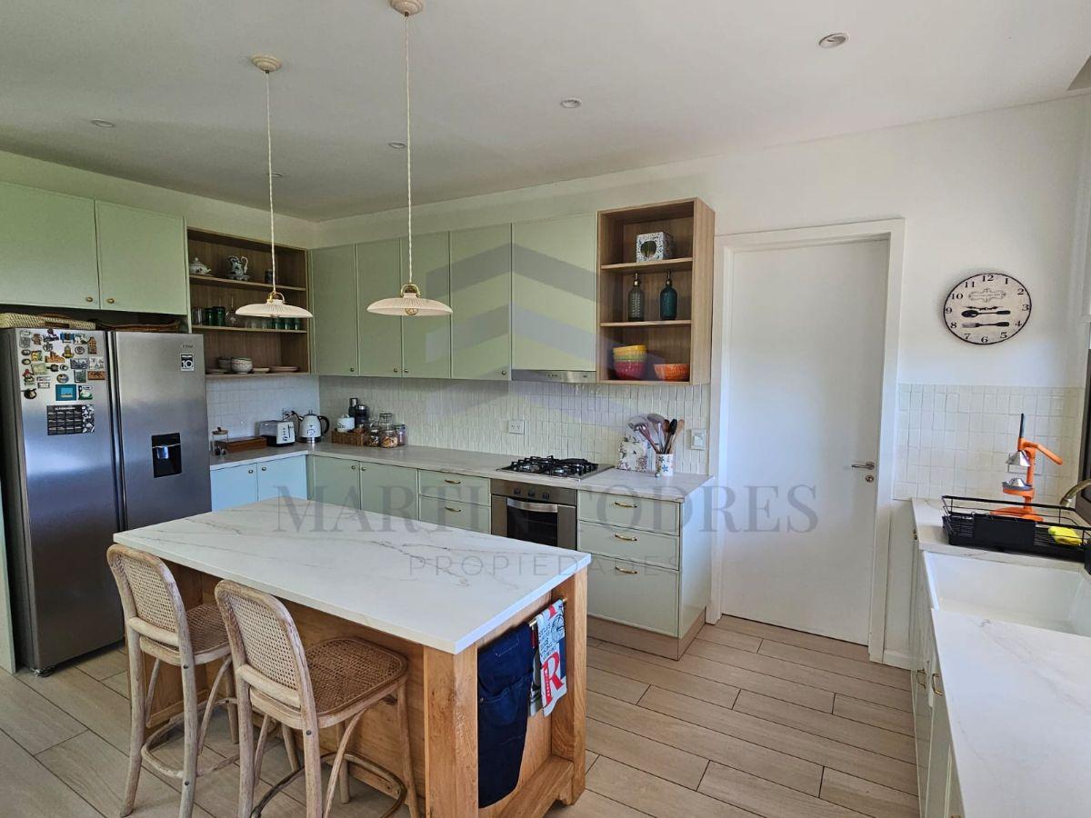 CASA DE DISEÑO EN VENTA con pileta, ARAUCARIAS, PUERTOS DEL LAGO, Escobar.