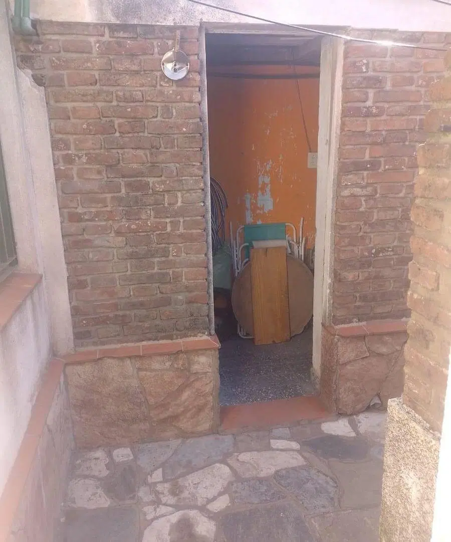 VENTA CASA 3 AMB. EN ESQUINA 8