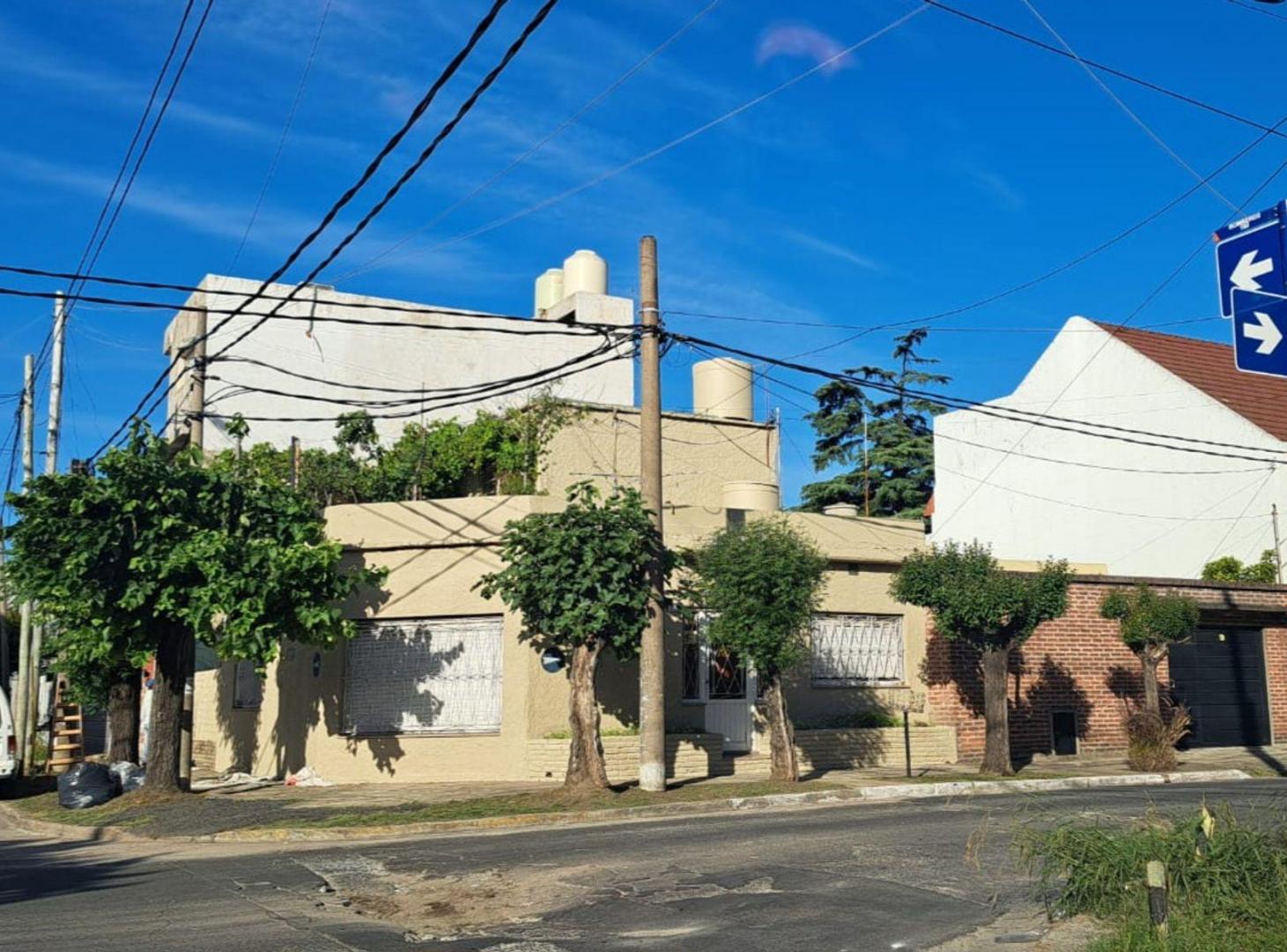 Foto de ¡ESQUINA ÚNICA EN MADERO 224m2 - 2 CASAS EN 1 LOTE - 6 Ambientes, imagen 4