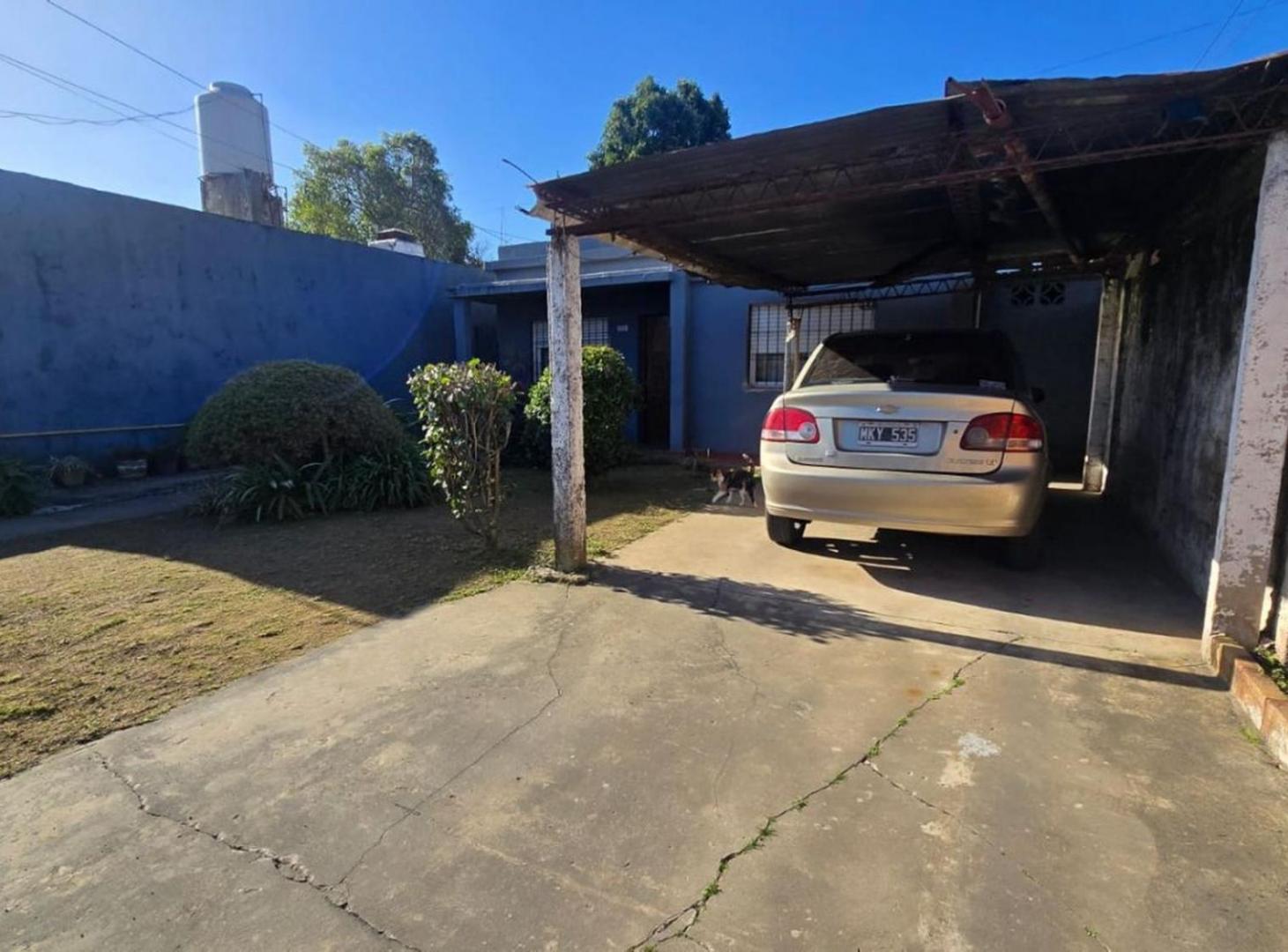 Foto de CASA DE 3 AMBIENTES CON AMPLIO PARQUE Y ENTRADA PARA VARIOS AUTOS, imagen 2