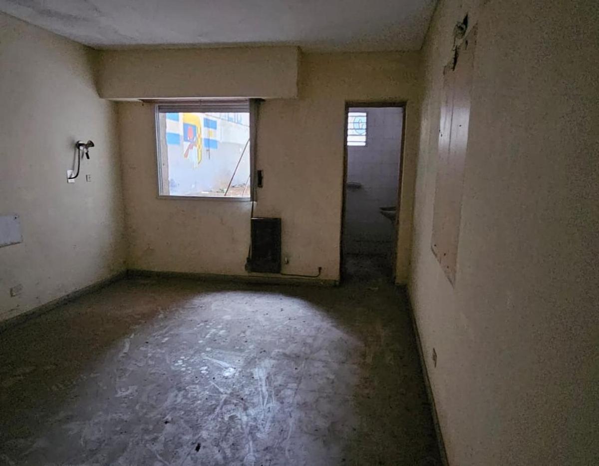 Venta de Ex Clínica Apto Múltiples Destinos en F. Varela 4