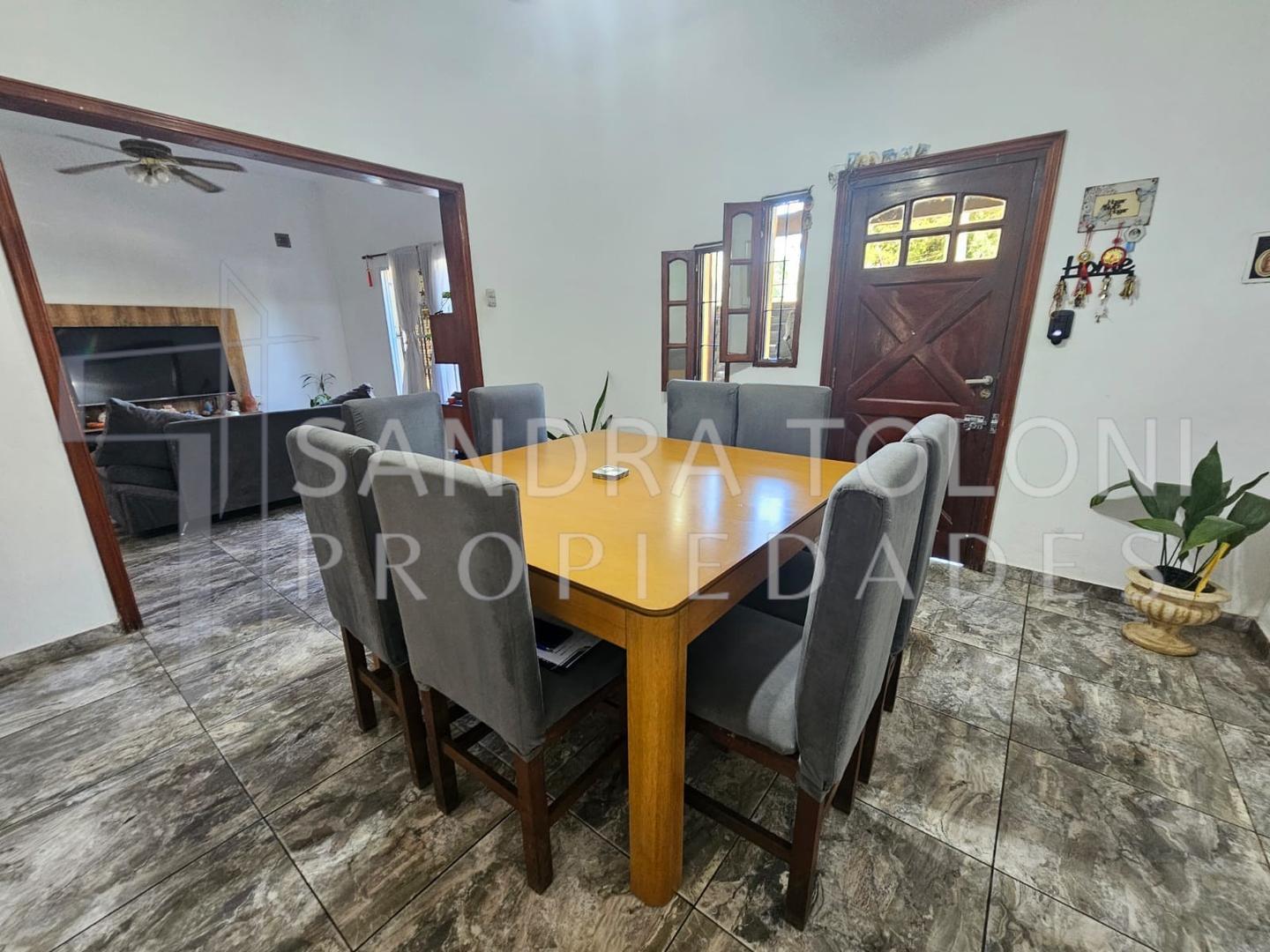 VENTA DE CASA CON PARQUE, PISCINA EN ALEJANDRO KORN