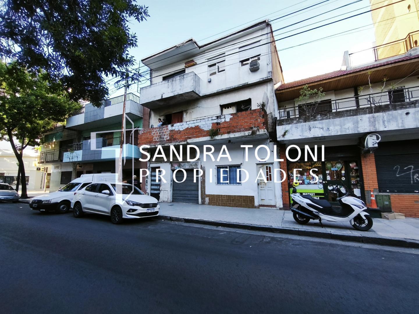 VENTA TERRENO CON EDIFICIO FLORESTA OPORTUNIDAD DE INVERSION