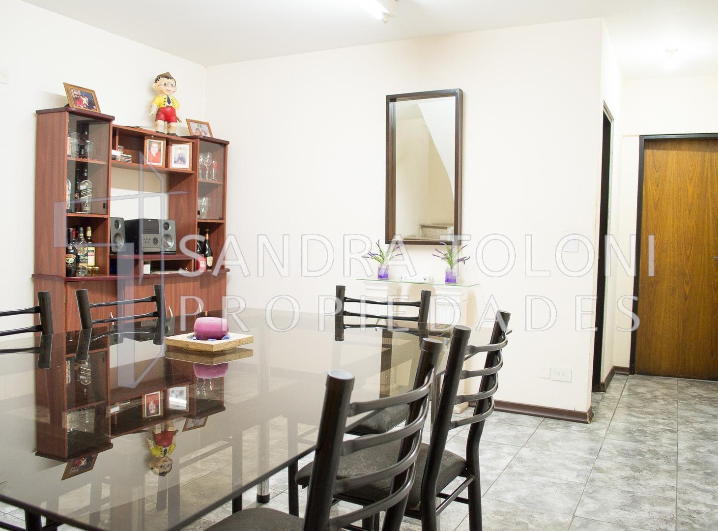VENTA CASA en BLOCK, con DEPARTAMENTO, JARDÍN, en AVELLANEDA