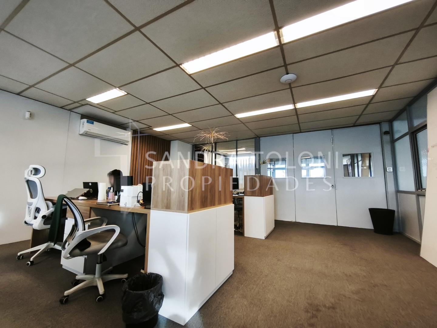 Foto de VENTA OFICINA SAN NICOLAS PISO VISTA ABIERTA EDIFICIO APOLO, imagen 2