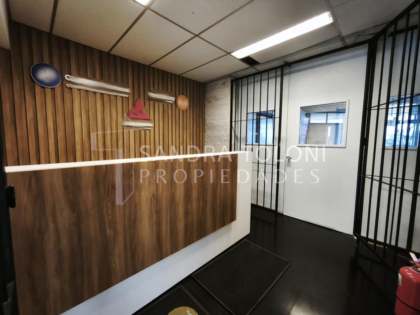 Foto de VENTA OFICINA SAN NICOLAS PISO VISTA ABIERTA EDIFICIO APOLO, imagen 1
