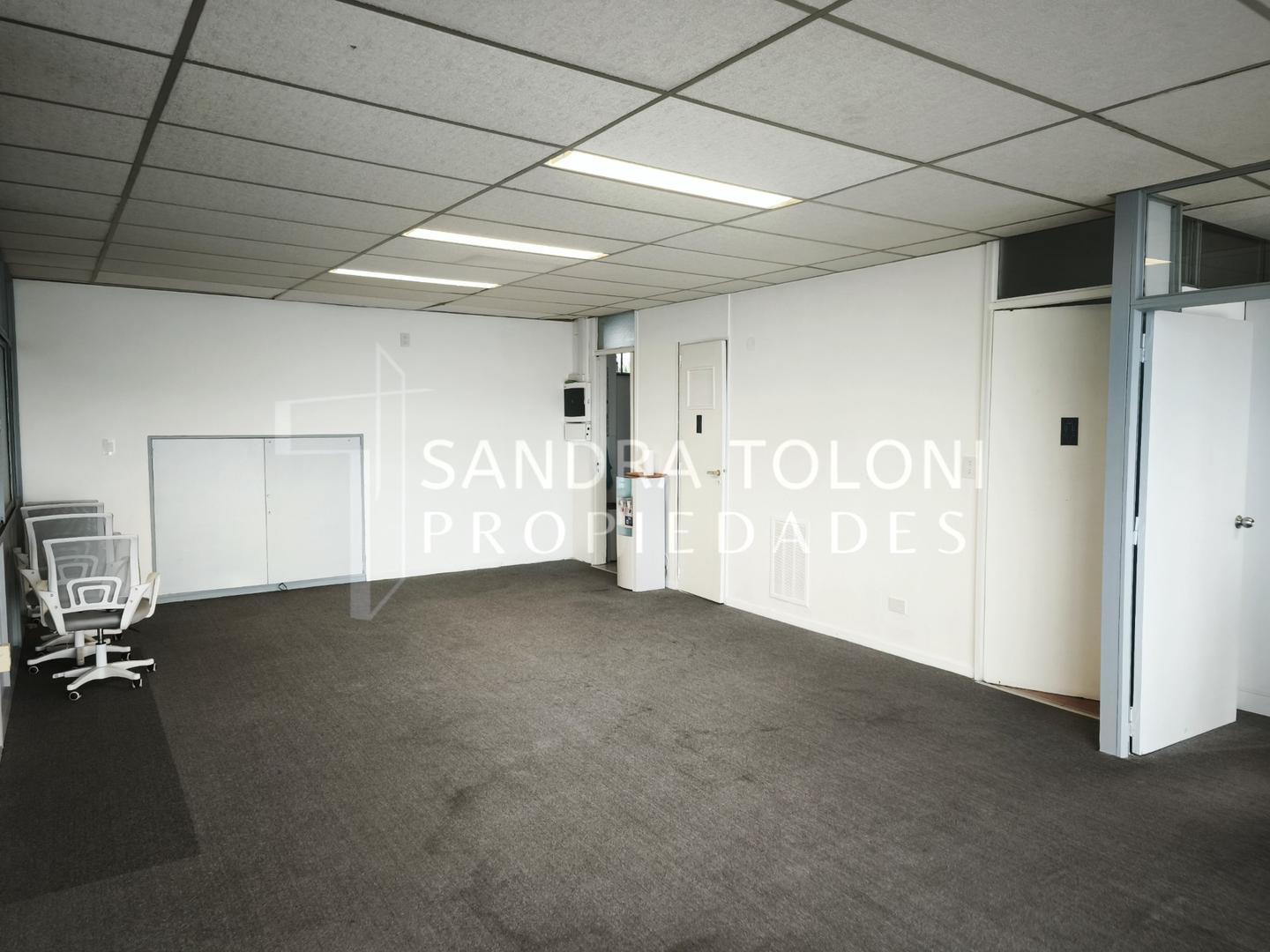 Foto de VENTA OFICINA SAN NICOLAS PISO VISTA ABIERTA EDIFICIO APOLO, imagen 5
