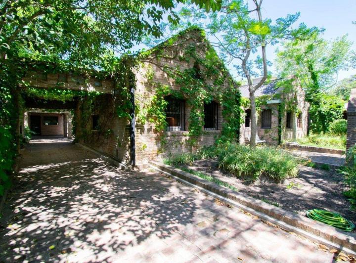 Casa en venta en City Bell. Entre caminos. 3
