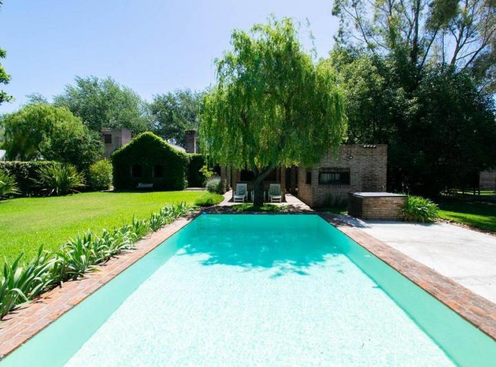 Casa en venta en City Bell. Entre caminos. 2