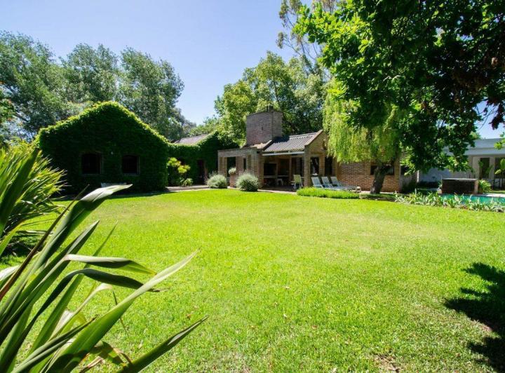Casa en venta en City Bell. Entre caminos. 4