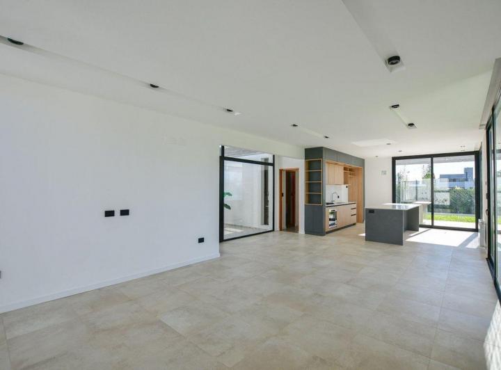 CASA VENTA CITY BELL QUIMILAR 3 DORMITORIOS PILETA 4