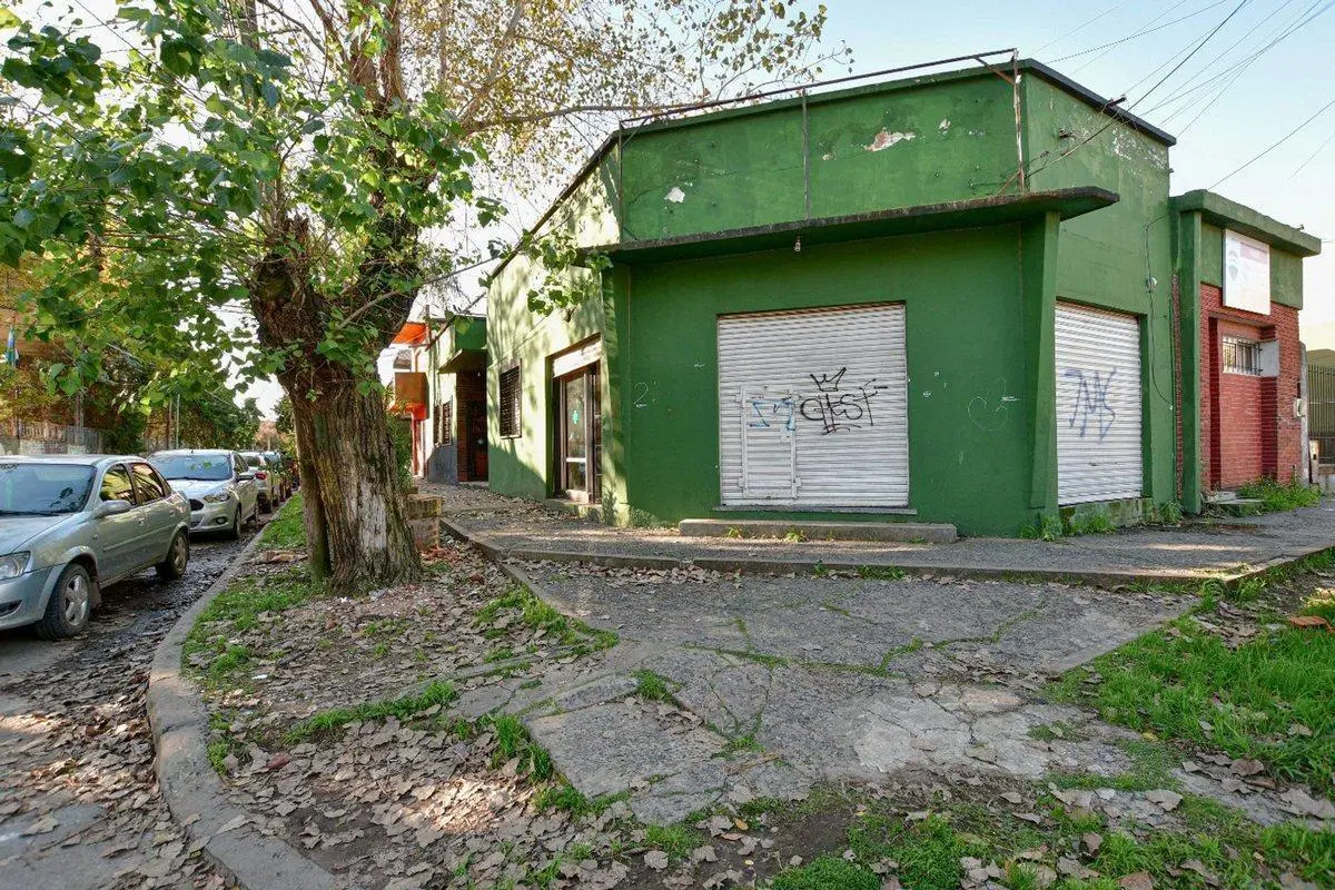 CASA MAS CONSULTORIOS EN FLORENCIO VARELA. PERMUTA 4