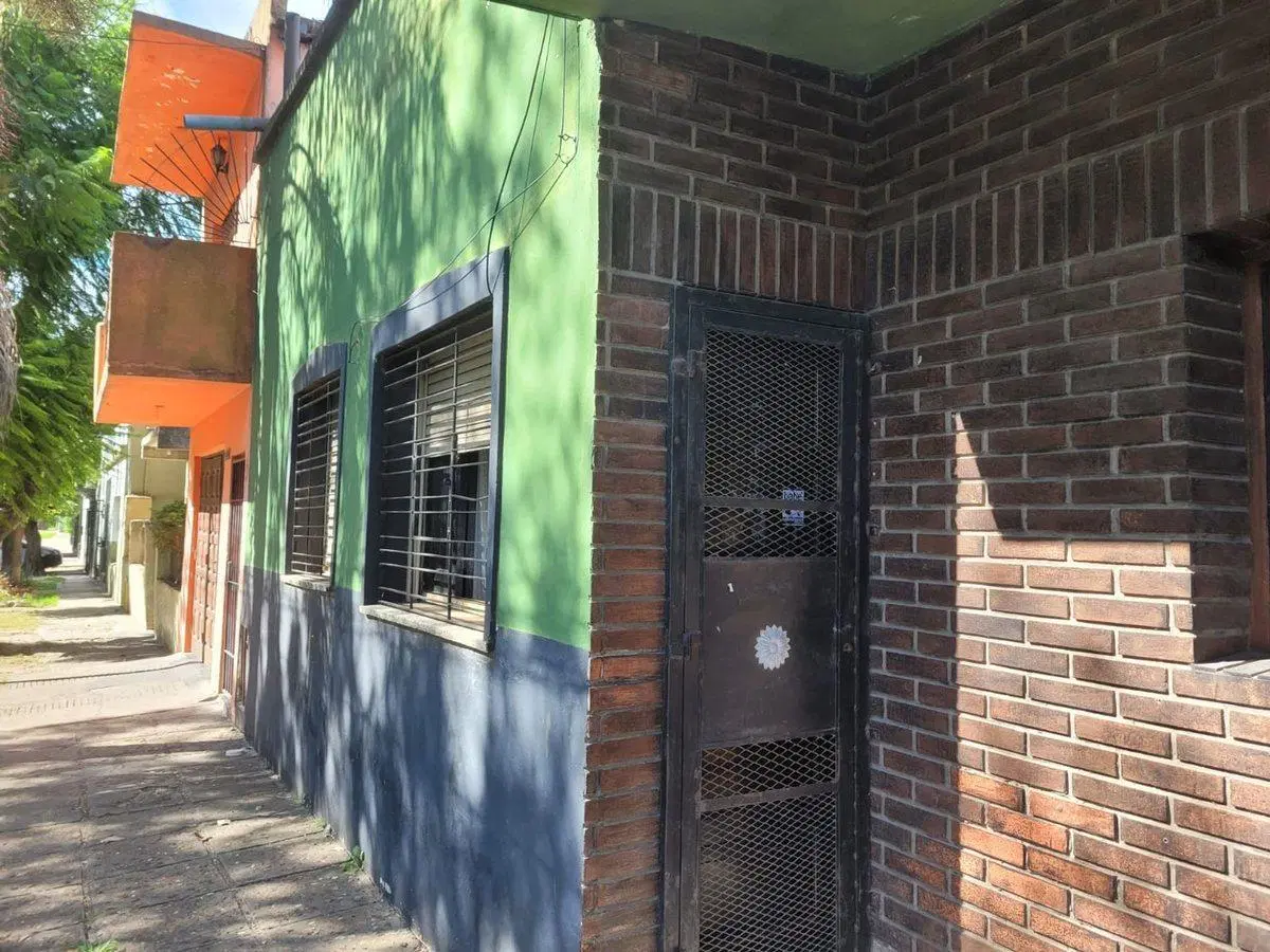CASA MAS CONSULTORIOS EN FLORENCIO VARELA. PERMUTA 3