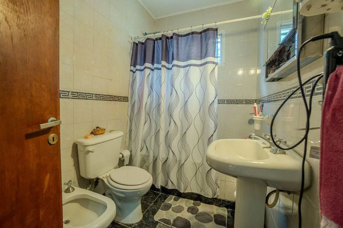 CASA EN VENTA LA PLATA 6 AMBIENTES 2
