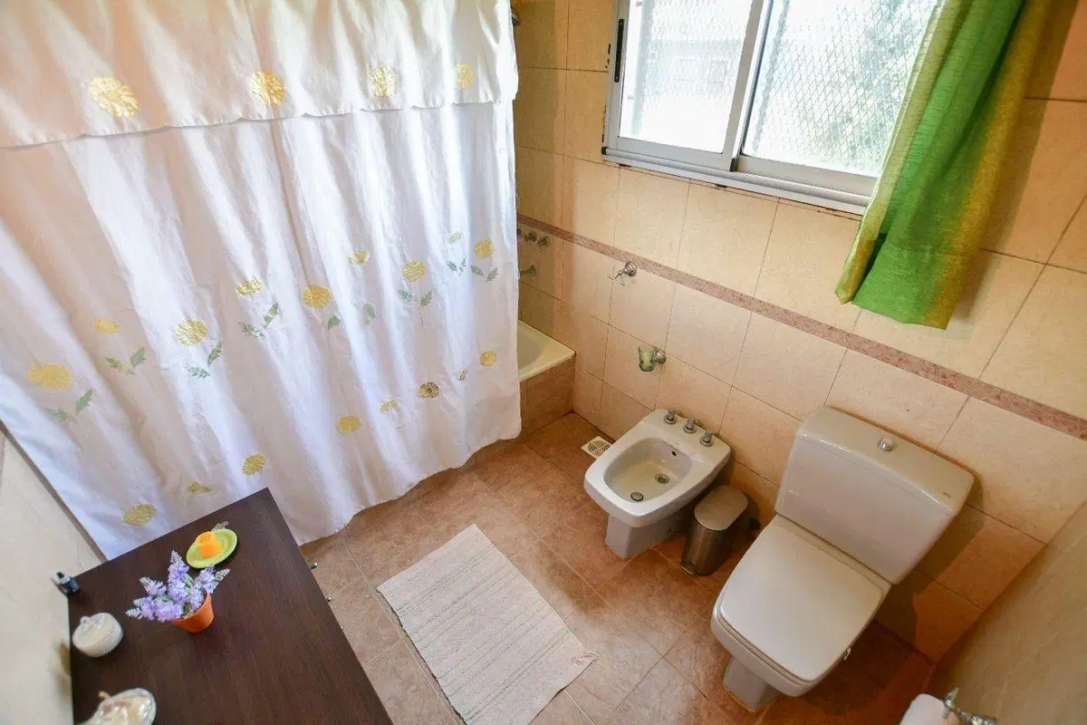 CASA EN VENTA ABASTO 3 DORMITORIOS 4