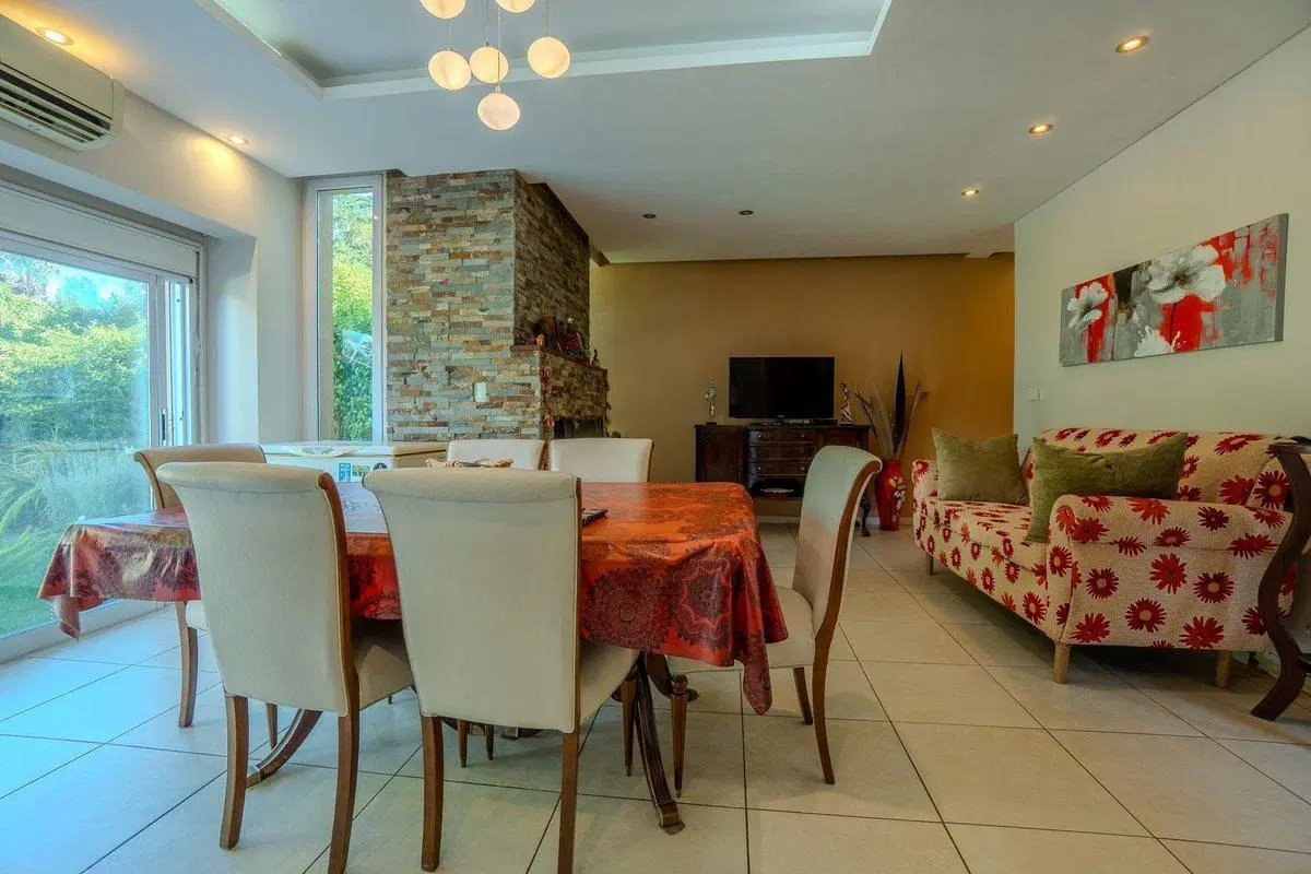CASA EN VENTA GONNET 3 DORMITORIOS APTA BANCO 3