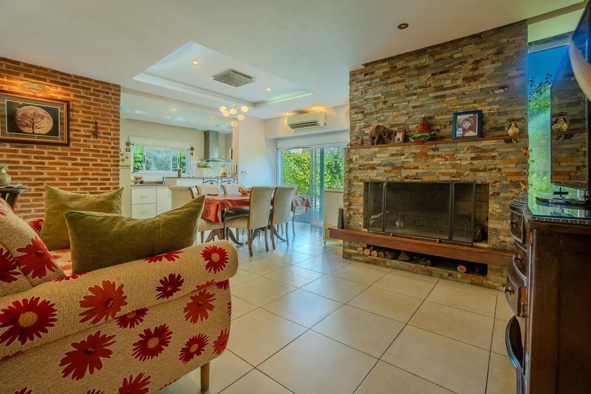 CASA EN VENTA GONNET 3 DORMITORIOS APTA BANCO 2